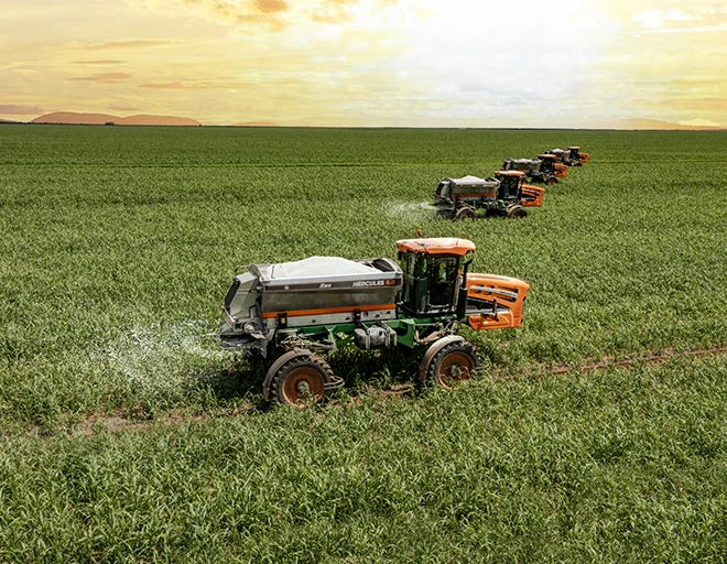 Máquinas aplicando fertilizantes e adubos em plantação moderna